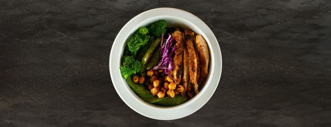 Pollo ennegrecido aguacate quinoa